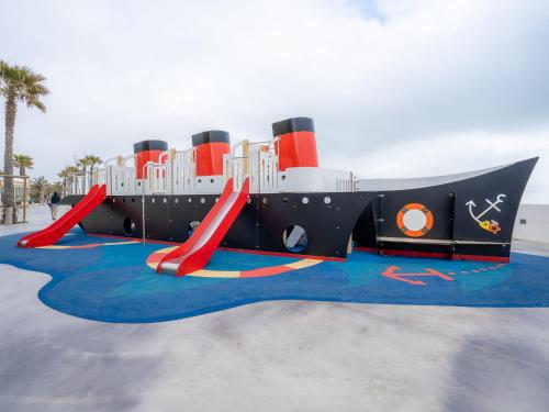 - une aire de jeux dans un parc avec toboggan dans l'établissement Apartment Ipanema Sud-6 by Interhome, à Canet