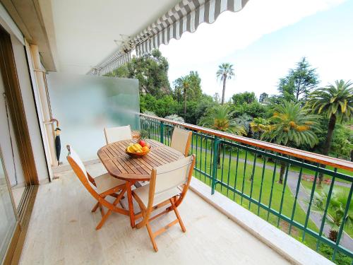 d'une table et de chaises sur un balcon avec vue. dans l'établissement Apartment Résidence de Luynes by Interhome, à Cannes