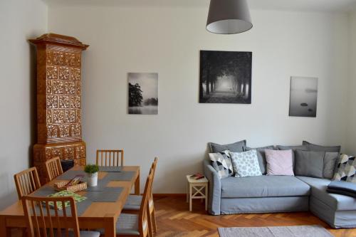 sala de estar con sofá y mesa en Airstay Prague : DeLuxe Apartment Old town en Praga
