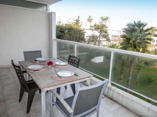 d'une table et de chaises en bois sur un balcon avec vue. dans l'établissement Apartment Casta Diva-1 by Interhome, à Cannes