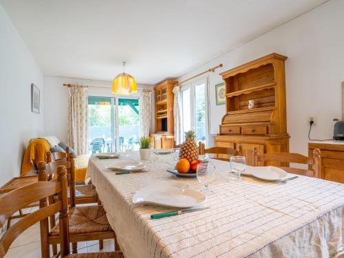 Holiday Home Arditea by Interhome في Ibarron: غرفة طعام مع طاولة طويلة مع كراسي وطاولة