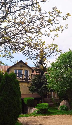 une maison avec un arbre en face dans l'établissement U Ingi, à Szypliszki
