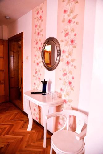a white table with a mirror on a wall at Pensiunea Vila Silva I in Haţeg