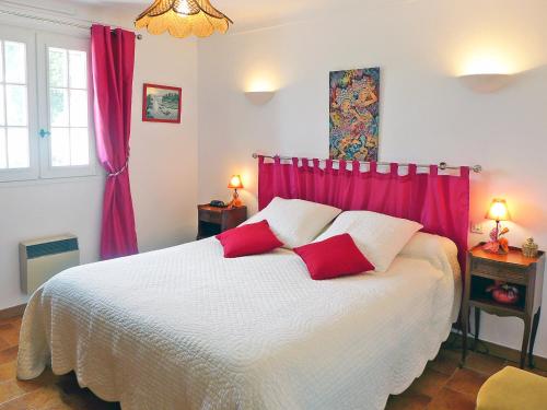 - une chambre avec un grand lit et des rideaux rouges dans l'établissement Apartment Princesse by Interhome, aux Issambres