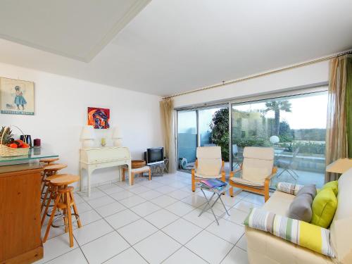 un salon avec un canapé et une table dans l'établissement Apartment Cannes Bay-2 by Interhome, à Cannes