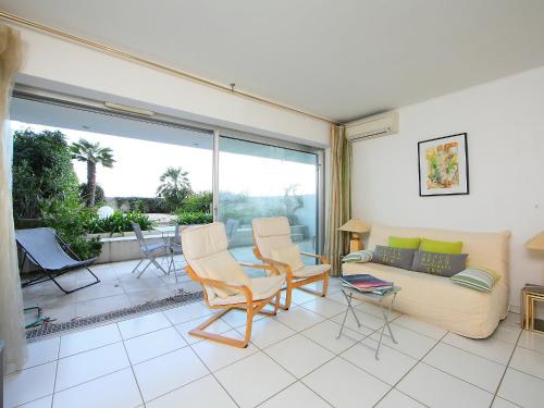 un salon avec un canapé et des chaises dans l'établissement Apartment Cannes Bay-2 by Interhome, à Cannes