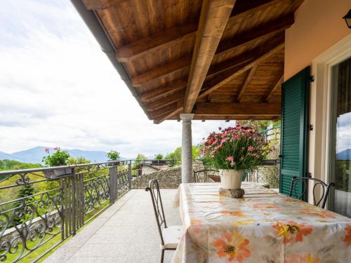 einen Tisch auf dem Balkon eines Hauses mit Aussicht in der Unterkunft Apartment Federica-1 by Interhome in Carmine