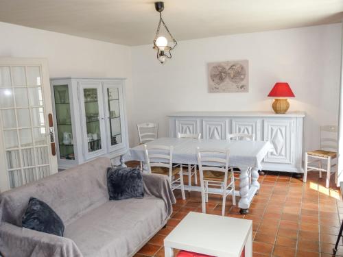 uma sala de estar com um sofá e uma mesa em Holiday Home Pasteur by Interhome em Saint Malo