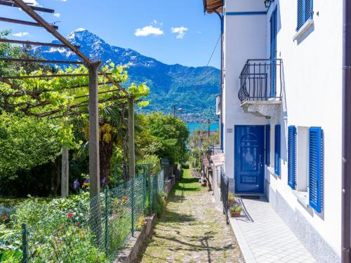 una strada in un villaggio con montagne sullo sfondo di Apartment Elisabetta - GLA115 by Interhome a Gera Lario
