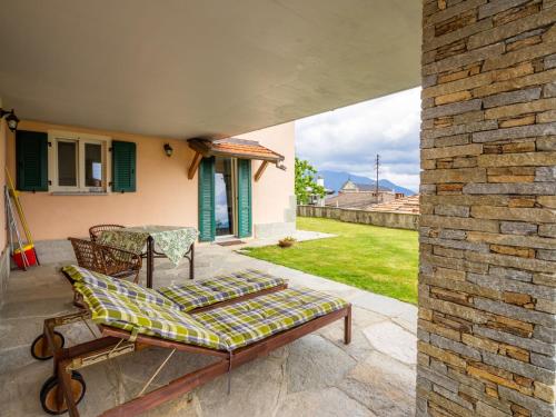 CarmineにあるApartment Federica-2 by Interhomeのソファとテーブル付きのパティオ