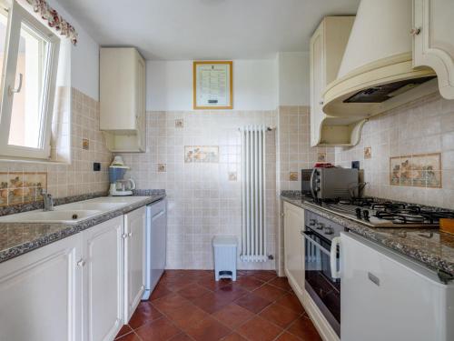 CarmineにあるApartment Federica-2 by Interhomeの白いキャビネットとシンクのあるキッチン