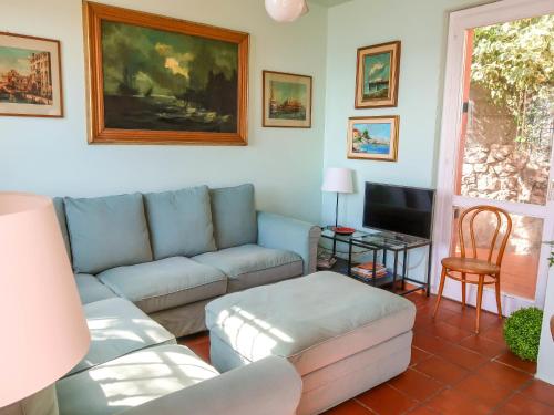 - un salon avec un canapé et une télévision dans l'établissement Apartment Paradise View by Interhome, à Mortola Inferiore