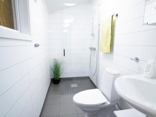 Vonios kambarys apgyvendinimo įstaigoje Holiday Home Raumelen - FJS018 by Interhome