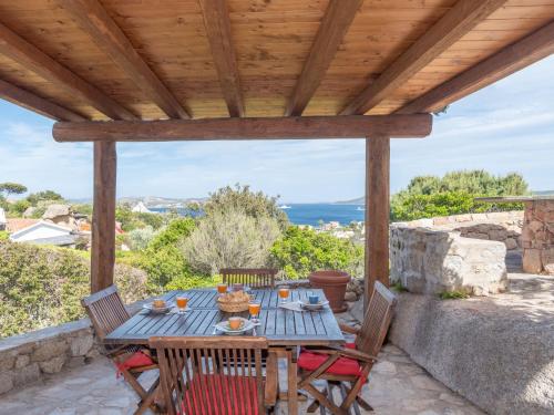ポルト・ラファエルにあるHoliday Home Mauve by Interhomeの海の景色を望むパティオ(木製テーブル、椅子付)