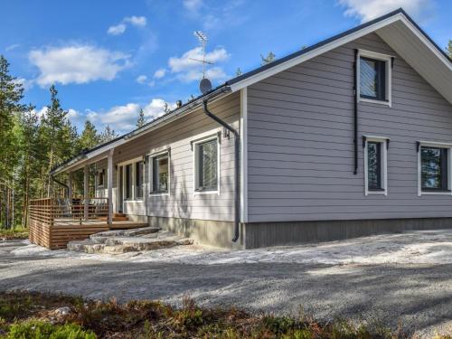 ein Haus mit grauer Außenverkleidung und einer Veranda in der Unterkunft Holiday Home Hämyrinne by Interhome in Kokkosenlahti