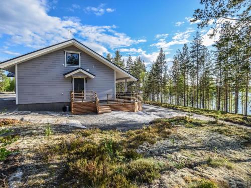 KokkosenlahtiにあるHoliday Home Hämyrinne by Interhomeの大きなポーチ付きの家