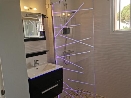 a bathroom with a sink and a shower at Appartement La pinède - Tout Confort - Piscine de saison - 2 chambres - Proche plage et Commerces in Le Barcarès