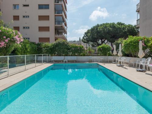 une piscine au milieu d'un immeuble dans l'établissement Apartment Villa Schneider by Interhome, à Cannes