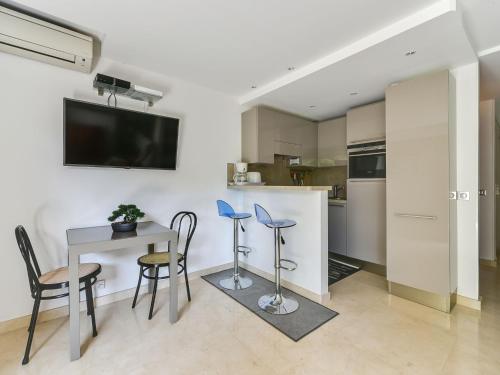 une cuisine et une salle à manger avec une table et des chaises dans l'établissement Apartment Villa Schneider by Interhome, à Cannes