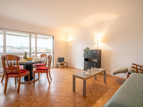 sala de estar con mesa y sillas en una habitación en Apartment Ederki by Interhome, en Biarritz