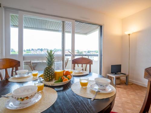 un comedor con una mesa con fruta. en Apartment Ederki by Interhome, en Biarritz