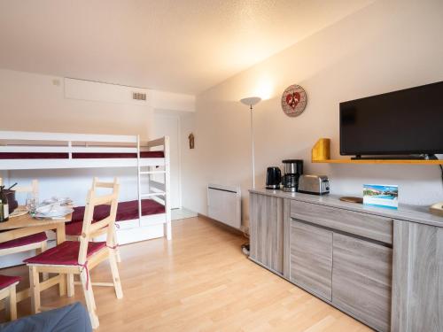 un salon avec une table à manger et une télévision dans l'établissement Studio Soyouz Vanguard-89 by Interhome, au Corbier