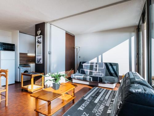 un salon avec un canapé et une table dans l'établissement Apartment Les Argonautes-3 by Interhome, au Barcarès