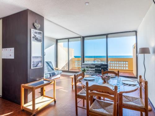 une salle à manger avec une table et des chaises avec vue sur l'océan dans l'établissement Apartment Les Argonautes-3 by Interhome, au Barcarès