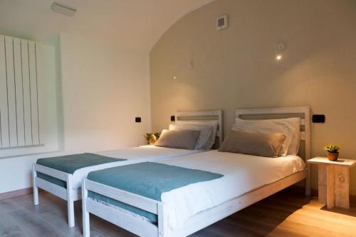 Un dormitorio con una gran cama blanca y una ventana en La Crotta Gignod - CIR VDA GIGNOD 002, en Aosta