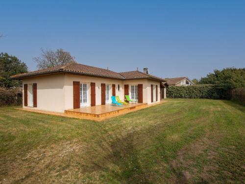 una piccola casa con un ponte in un cortile di Holiday Home L'Albizia by Interhome a Gujan-Mestras