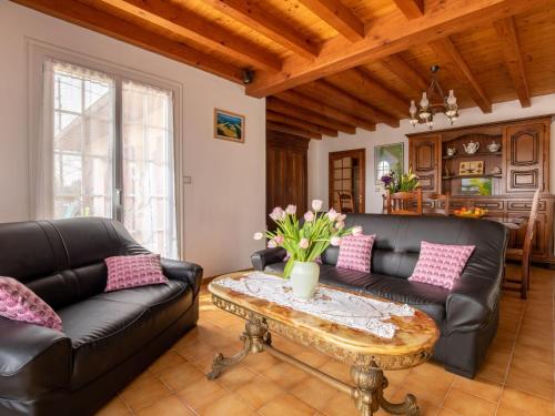 un soggiorno con 2 divani in pelle nera e un tavolino da caffè di Holiday Home L'Albizia by Interhome a Gujan-Mestras