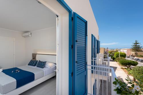 1 dormitorio con 1 cama en el balcón en Scrusciu du mari en San Vito lo Capo