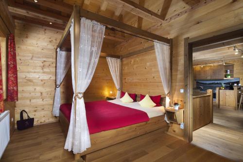 a bedroom with a bed in a log cabin at Oberreitlehen in Bischofswiesen