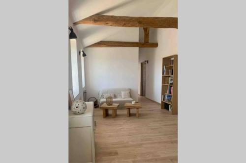 ein Wohnzimmer mit einem Sofa und einem Tisch in der Unterkunft La providence, surplombant la ville in Montbrison