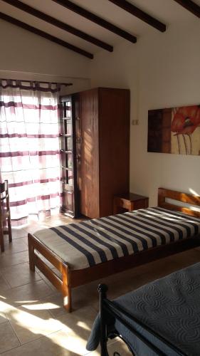1 dormitorio con 1 cama en una habitación con ventana en Eutichia Studios, en Armenistis