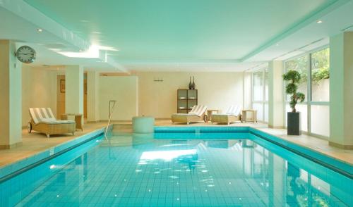 een groot zwembad in een huis bij Althoff Hotel Fürstenhof in Celle