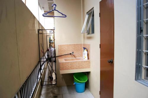 een badkamer met een wastafel in een kamer bij Violin Mountain in Dumaguete