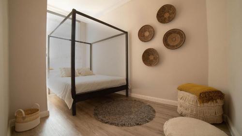 a mirror in a room with a bed and a stool at Beletage 50m zum Strand & große Terrasse plus Parkplatz in Timmendorfer Strand