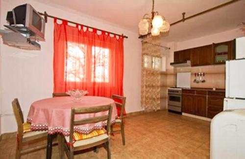una sala da pranzo con un tavolo e una cucina di Apartment Sveti Petar Biograd a Sveti Petar