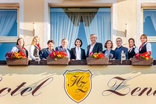 een groep mensen die achter een tafel staan bij Hotel Zentral in Wiener Neustadt