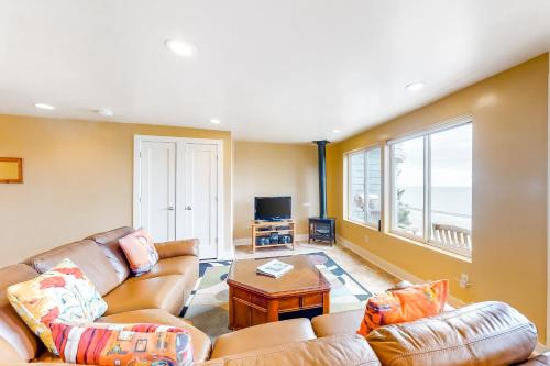 a living room with two couches and a tv at Berni's Ocean View Castle - The Potter's Wheel in Oceanside
