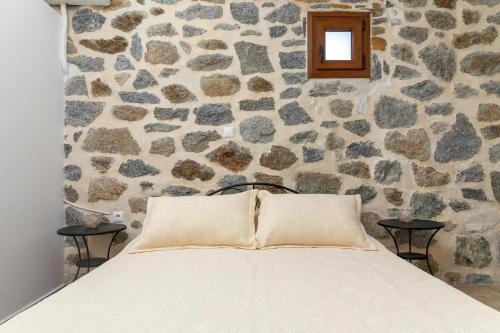 Ένα ή περισσότερα κρεβάτια σε δωμάτιο στο The Stone House Naxos