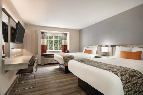 Postel nebo postele na pokoji v ubytování Microtel Inn & Suites by Wyndham Raleigh