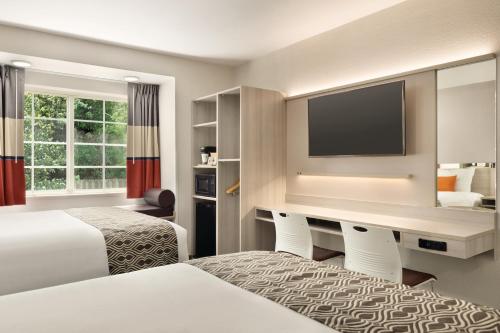 Postel nebo postele na pokoji v ubytování Microtel Inn & Suites by Wyndham Raleigh