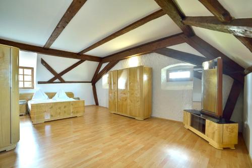 a large room with wooden floors and wooden ceilings at Pivovarský dvůr Lipan in Týn nad Vltavou