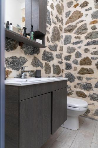 Ένα μπάνιο στο The Stone House Naxos