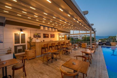 Twins Hotel Çeşmeの敷地内または近くにあるプール