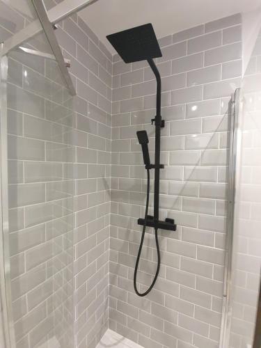 eine Dusche mit Duschkopf im Bad in der Unterkunft Stansted Airport Luxury Apartment Bishops Stortford Millars One Loft 4 in Bishops Stortford