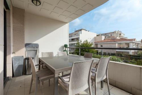 une table et des chaises sur un balcon avec vue dans l'établissement Appartement de charme à Cannes + terrasse, à Cannes
