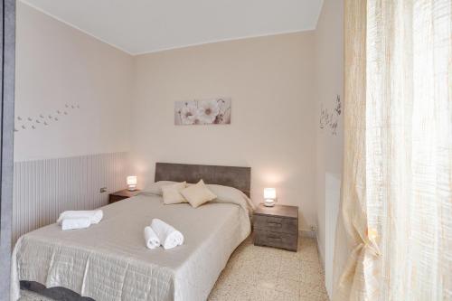 sypialnia z łóżkiem z dwoma białymi ręcznikami w obiekcie Casa Alessandra Terrace Flat in Conversano w mieście Conversano